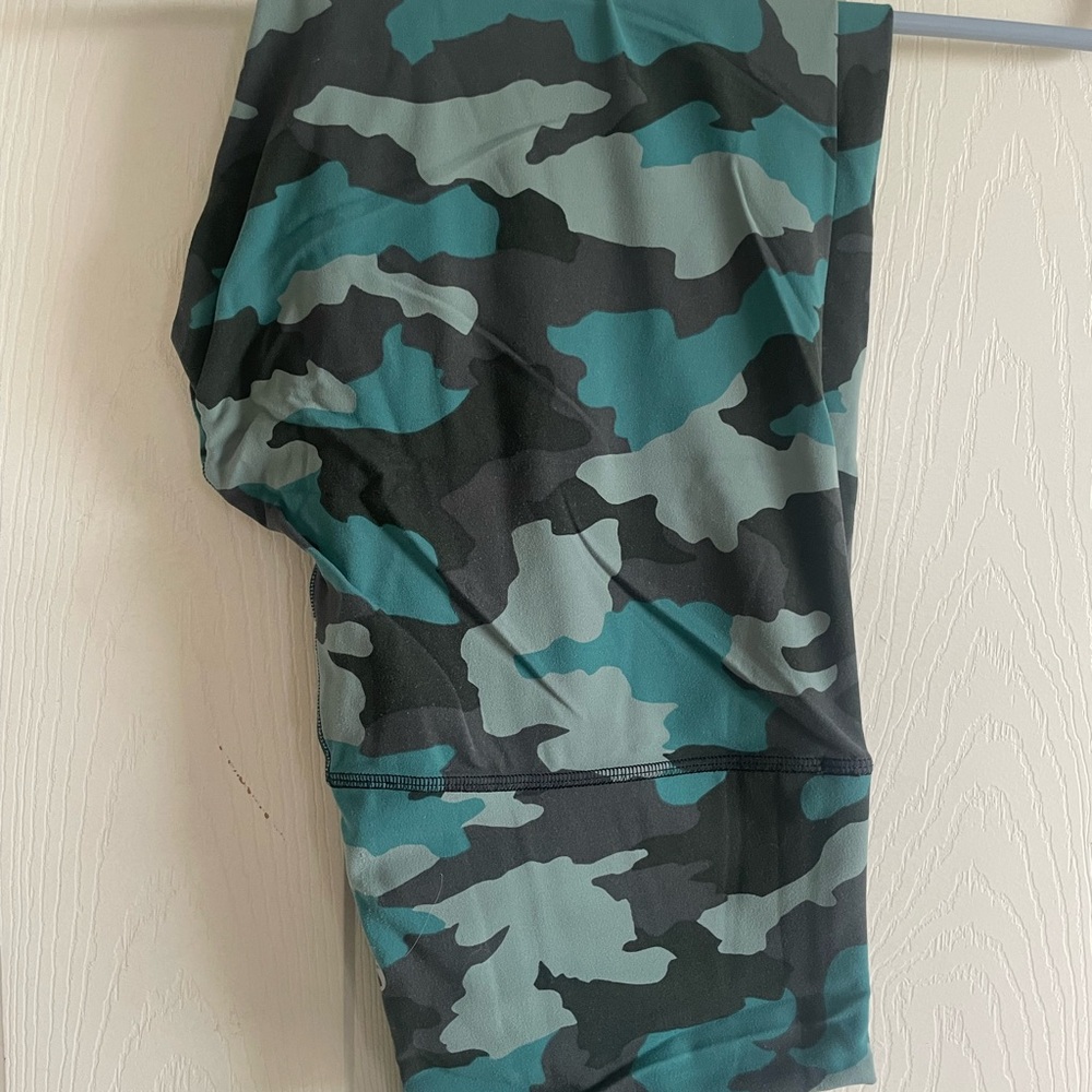 Lululemon Blue Camo Leggings sz 8